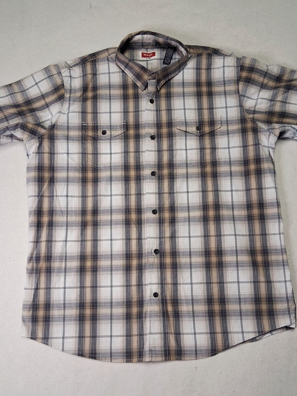 4/20$ Wrangler Men's White Beige and Black Plaid Button-Down Shirt